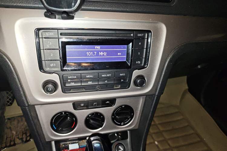 Used Volkswagen Lavida 2013 Revised Classic 1.6L Automatic Fashion Edition Audio And AC Panel