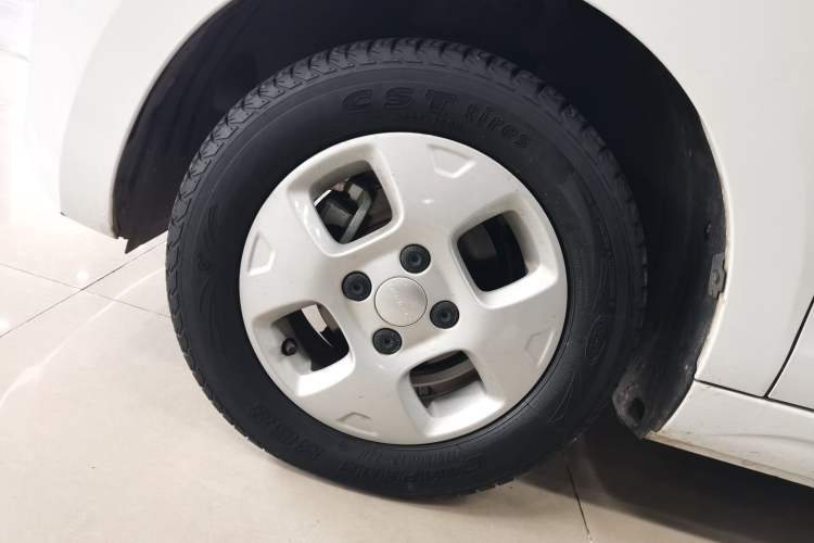 Used Roewe Clever 2021 302 km New Four-Seater Super-Efficient Version Left Front Wheel Hub