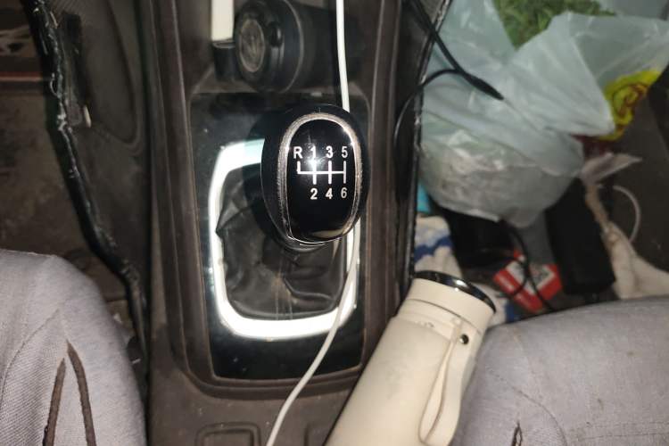 Used Baojun 310W 2017 1.5L Manual Comfort Version China VI Emission Standard Gear Lever