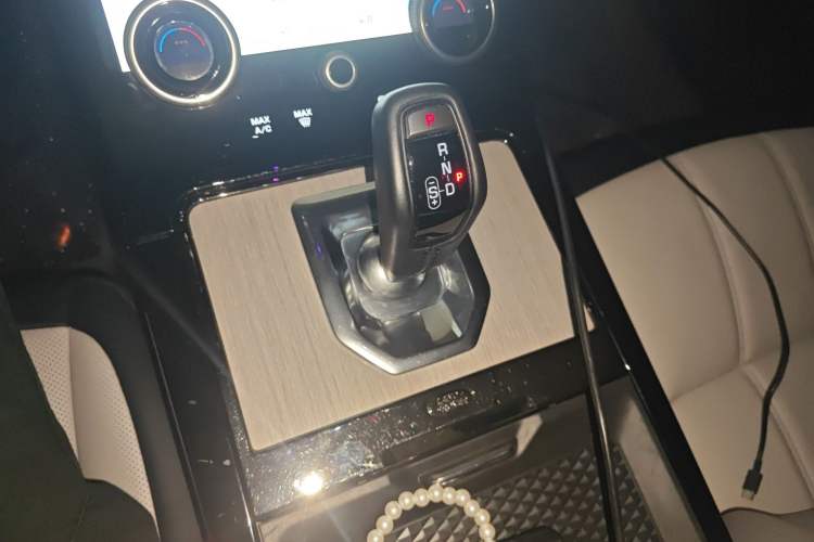 Used Land Rover Range Evoque 2023 Aurora L 249 PS Luxury Edition Gear Lever