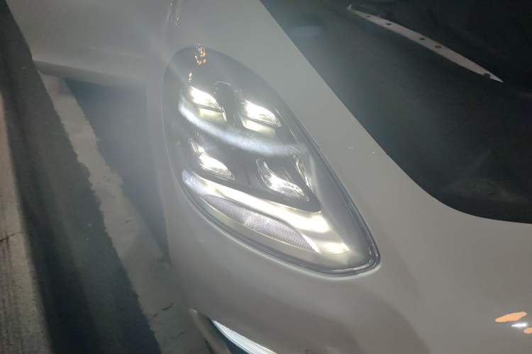 Used Porsche Panamera 2023-Year Restyled Panamera Executive Extended Platinum Edition 2.9T Right Front Headlight