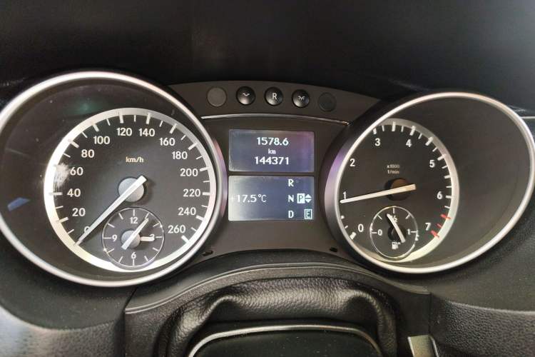 Used Mercedes-Benz R-Class 2017 R 320 4MATIC Business Edition Prestige Model Instrument Cluster