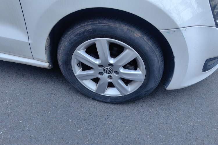 Used Volkswagen Polo 2013 1.4L Automatic Comfort Edition Right Front Wheel Hub