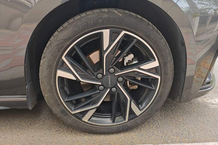 Used Lynk & Co 03 2023 2.0TD DCT JingPro Right Front Wheel Hub