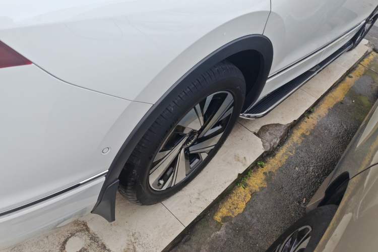 Used Volkswagen Tiguan L 2023 Restyled 330TSI Automatic Two-Wheel Drive R-Line Enhanced Comfort Version
