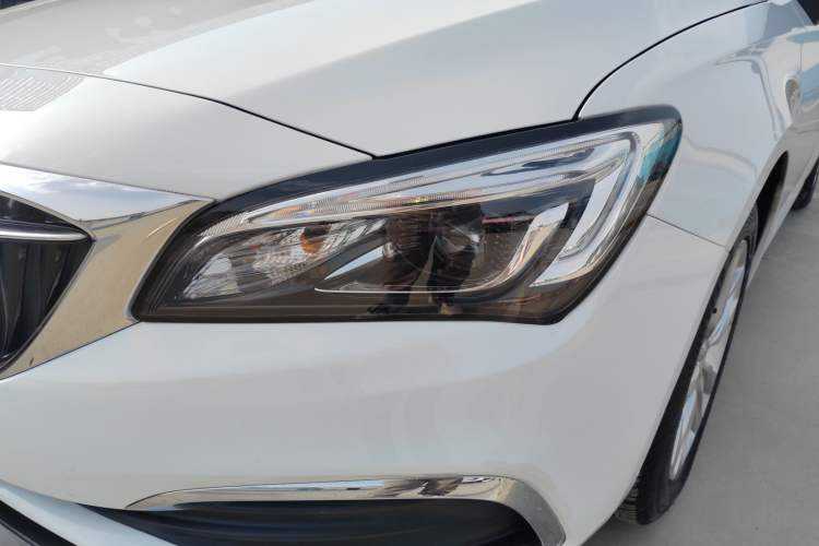 Used Buick Verano 2019 Sedan 20T Dual-Clutch Leading Model Left Front Headlight