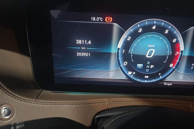 Used Mercedes-Benz S-Class 2018 S 320 L Odometer Close Up