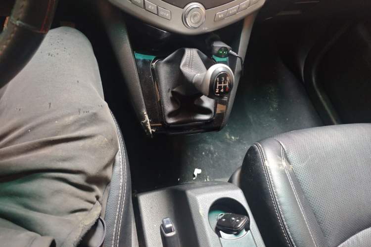 Used BYD S6 2013 Jingyue Edition 2.0L Manual Luxury Model 5 Seats Gear Lever