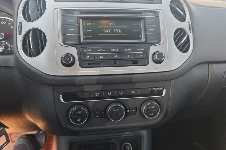 Used Volkswagen Tiguan 2015 1.8TSI Automatic Two-Wheel Drive Comfort Edition Audio And AC Panel