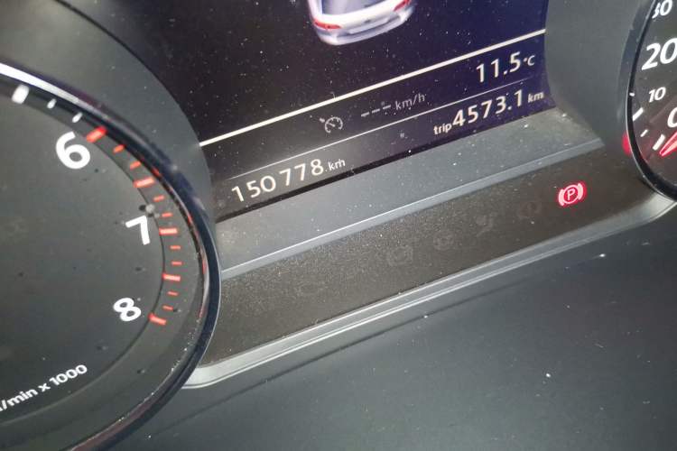 Used Volkswagen Touareg 2016 3.0 TSI Standard Version Odometer Close Up