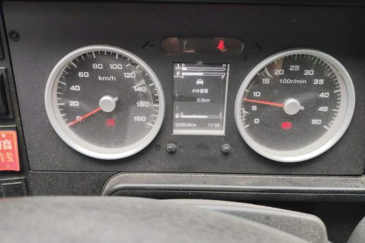 Used Iveco Daily 2021 2.8T V35 VAN厢式 Delivery Van 3-Seater Short Wheelbase Mid-Roof Design with Dual Tires and Side Sliding Doors
