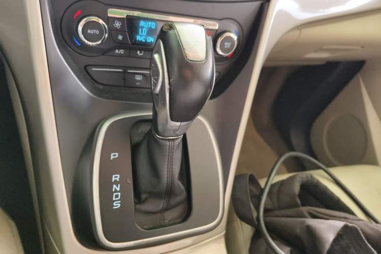 Used Ford Kuga 2013 1.6L GTDi 4x4 Elite Model Gear Lever