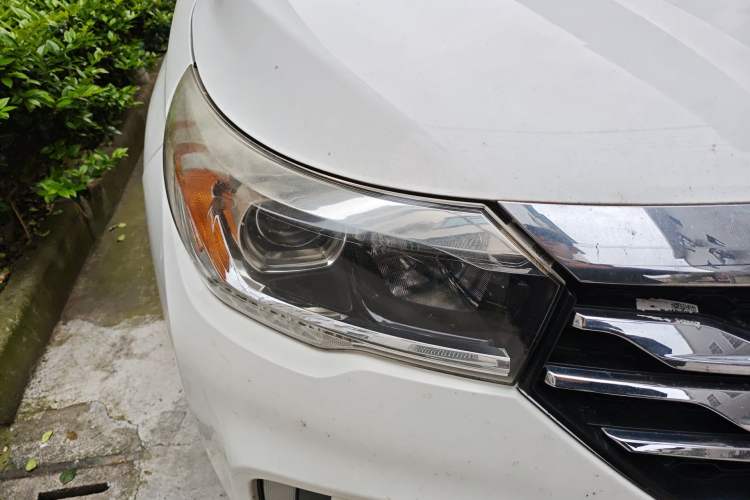 Used GAC Trumpchi GS4 2017 235T Automatic Two-Wheel Drive Luxury Smart Connectivity Version Right Front Headlight