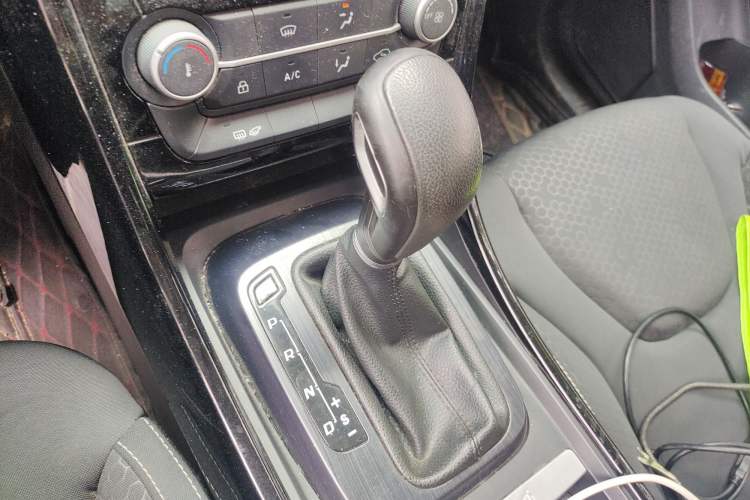 Used JMC Yusheng S330 2016 1.5L GTDi Automatic Two-Wheel Drive Comfort Edition Gear Lever