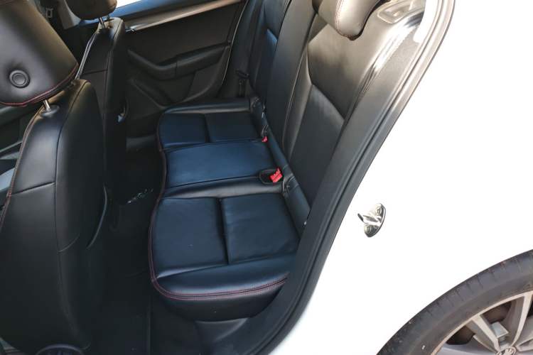 Used Skoda Octavia 2019 1.5L Automatic SmartDrive Comfort Edition China VI Standard Left Rear Seat