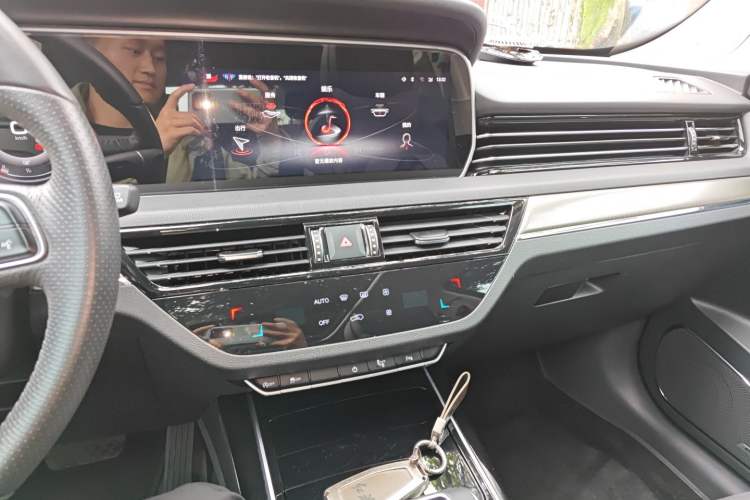 Used Hongqi HS5 2022 Revised Version 2.0T Smart Connect Flagship Edition Audio And AC Panel