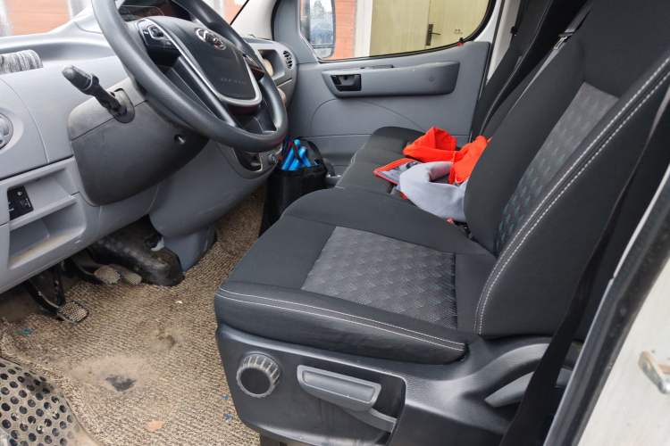 Used SAIC MAXUS Xintu V80 2019 2.5T Classic Edition 6-Speed Manual – Aoyuntong Short Wheelbase Mid-Height Design 5/6 Seats
