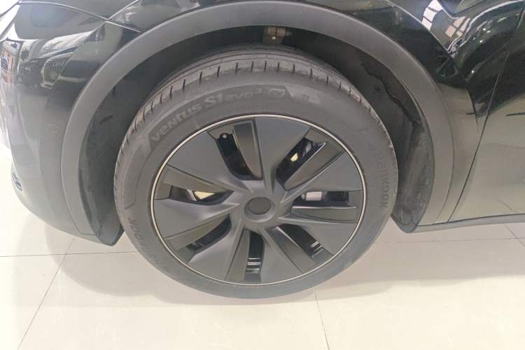 Used Tesla Model Y 2023 Long-Range All-Wheel-Drive Version