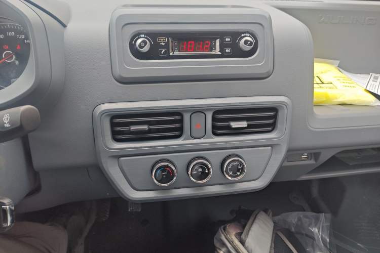 Used Wuling Yangguang 2024 300KM Comfort Version Passenger Van 75kW