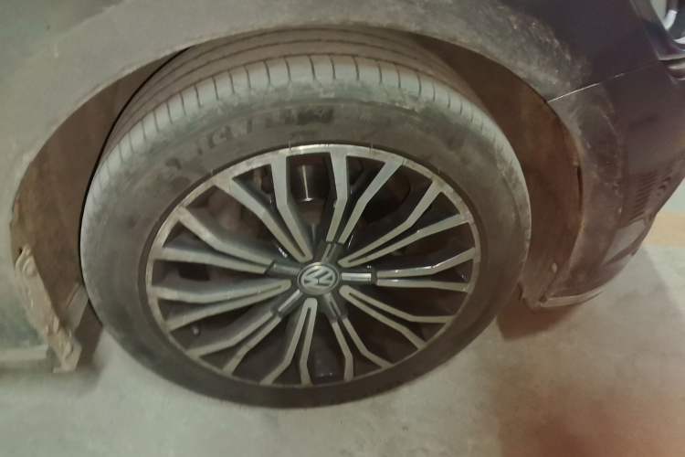 Used Volkswagen Phideon 2018 Revised Version 380TSI Two-Wheel Drive Business Edition Right Front Wheel Hub