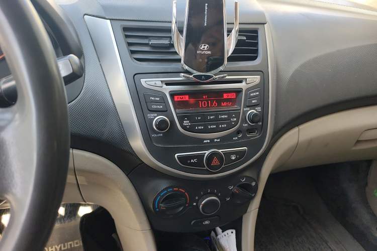 Used Hyundai Verna (older generation) 2014 1.4L Automatic Smart GLS Audio And AC Panel