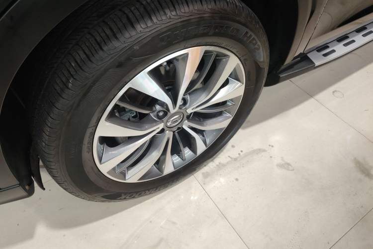 Used GAC Trumpchi GS8 2017 320T Two-Wheel Drive Luxury Smart Connectivity Version (7 Seats) Exterior 4