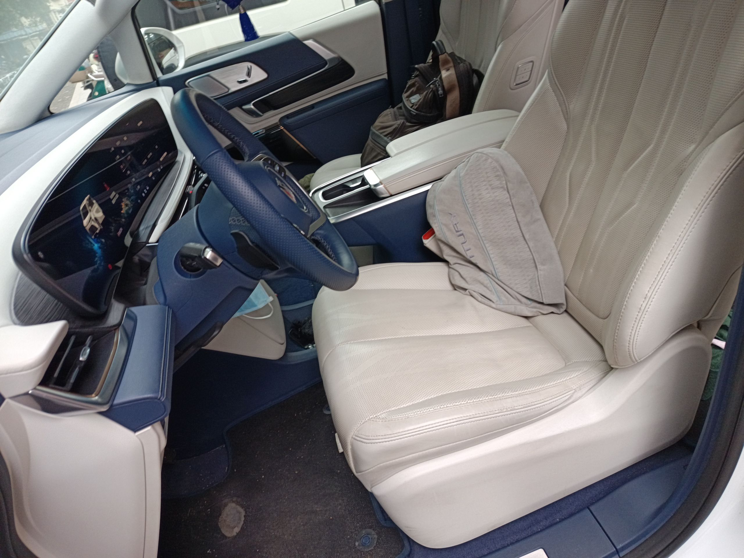 المقاعد الأمامية داخل السيارة
