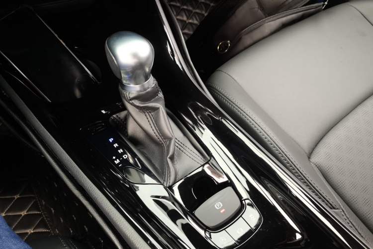 Used Toyota IZOA 2018 2.0L Yichi Version China VI Standard