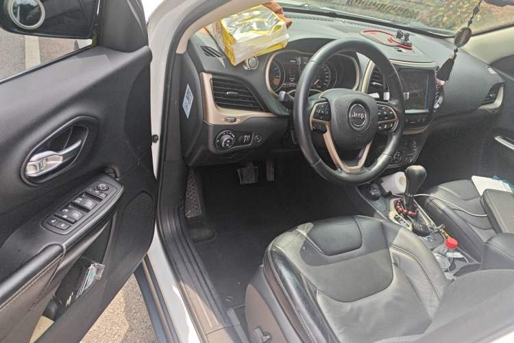 Used Jeep Cherokee 2014 2.4L Luxury Edition Driver Seat