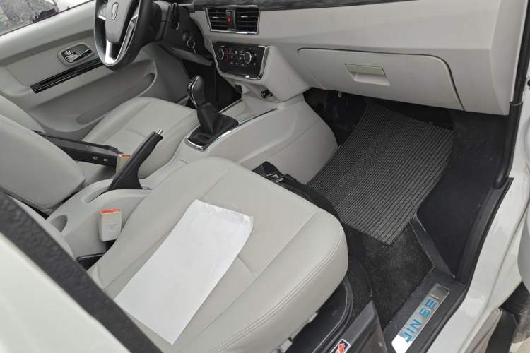 Used Jinbei New Hiace S 2021 1.5L Business-Class Central Air-Conditioned Coach China VI Standard SWC15M Right Front Seat