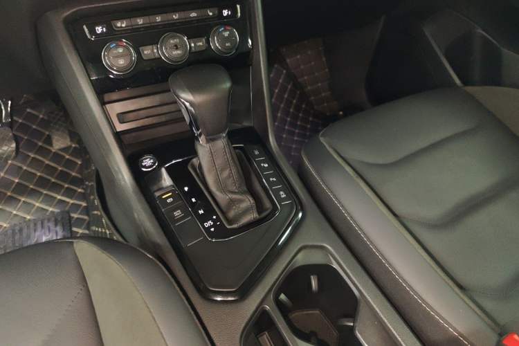 Used Volkswagen Tiguan L 2019 330TSI Automatic Two-Wheel Drive Smart Luxury Version China VI Standard
