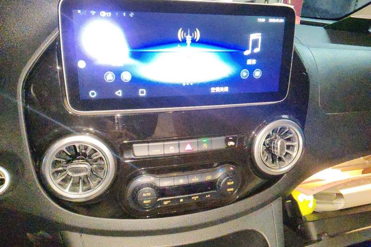 Used Mercedes-Benz Vito 2018 2.0T Elite Version 7 Seats China VI Emission Standard
