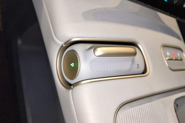 Used Nio ES8 2024 75 kWh Executive Edition Gear Lever