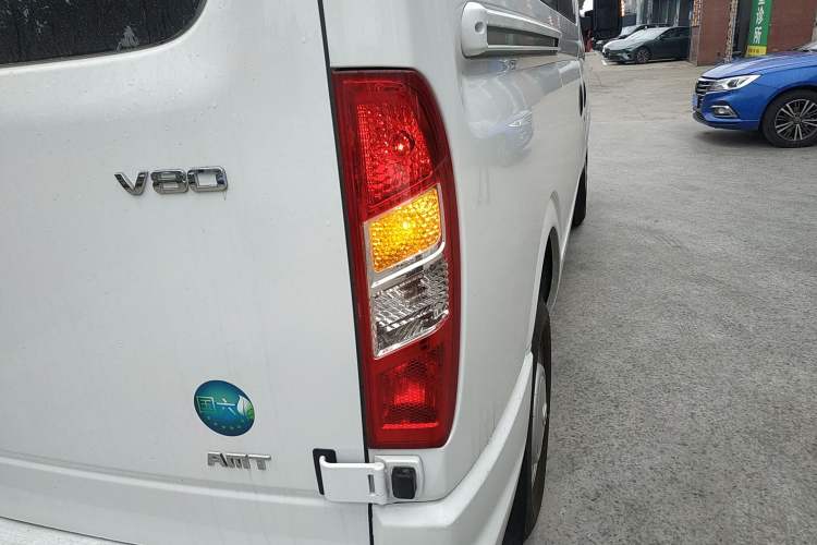 Used SAIC MAXUS Xintu V80 2024 Aotong Value Edition 6AMT Short Wheelbase Mid-Roof Model 127 Ps 5/6 Seats