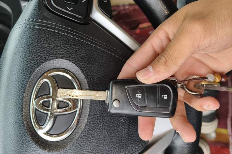 Used Toyota Highlander 2018 2.0T Four-Wheel Drive Elite Edition 7 Seats China VI Standard Vehicle Key