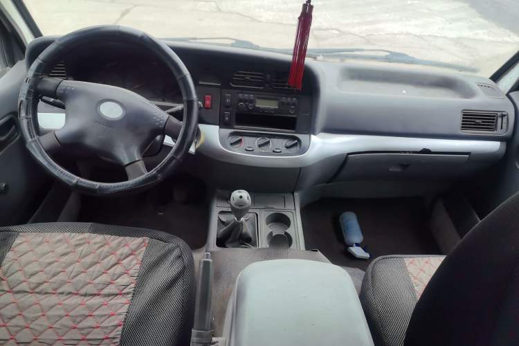 Used Jinbei Hiace 2018 2.0L Fifth-Generation Box Truck Standard Roof 2 Seats 4G19