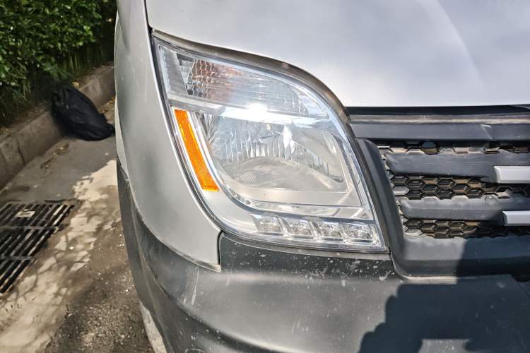 Used SAIC MAXUS Xintu V80 2019 2.5T Classic Model AMT Aoyuntong Long Wheelbase Mid-Roof 7-Seater