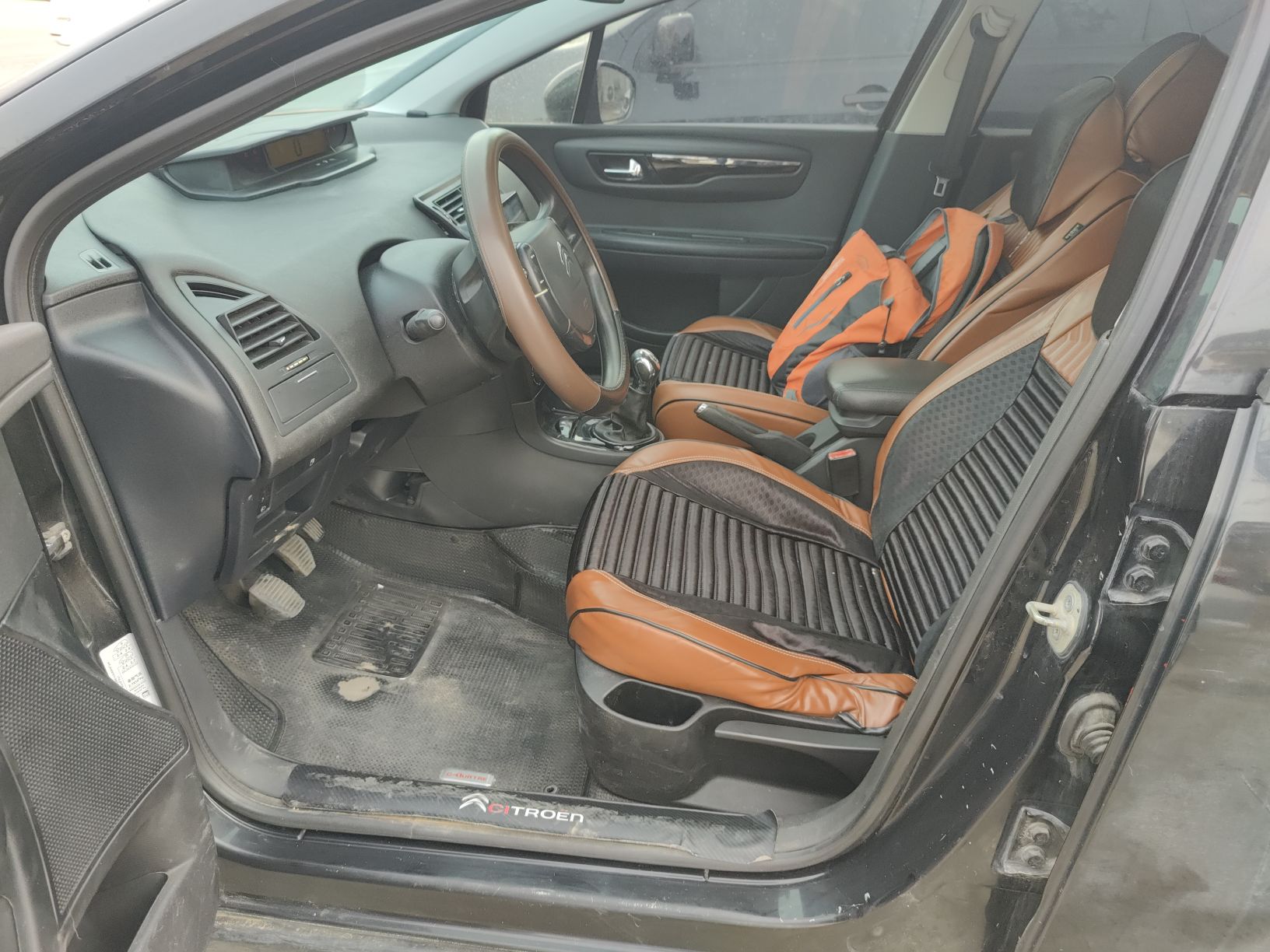 Переднее сиденье в автомобиле