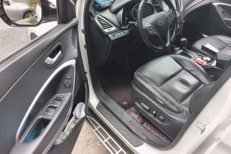 Used Hyundai Santa Fe 2015 2.4L Automatic Two-Wheel Drive Smart Version 5 Seats
