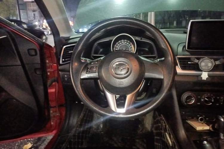 Used Mazda 3 Axela 2016 Sedan 1.5L Automatic Comfort Model