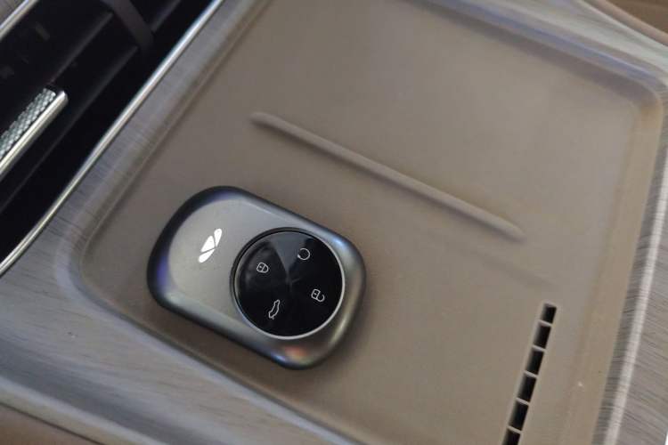 Used Fengyun T8 2025 1.5T 130km Deluxe Version 5 Seats Vehicle Key