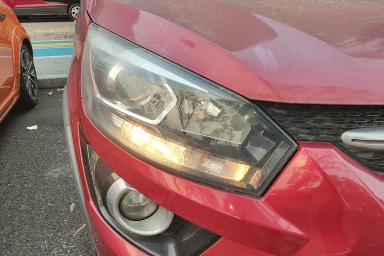 Used BAIC Senova X25 2015 1.5L Manual Elite Edition Right Front Headlight