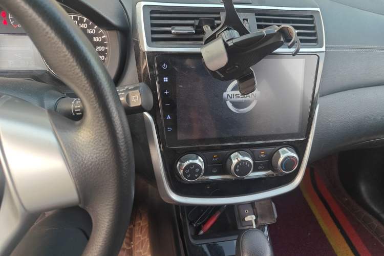 Used Nissan Tiida 2016 1.6L CVT Cool Dynamic Edition Audio And AC Panel