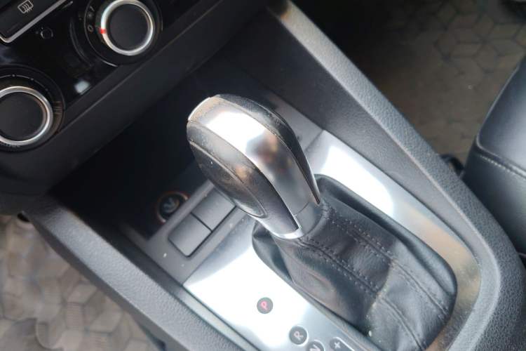 Used Volkswagen Sagitar 2012 1.6L Automatic Comfort Edition Gear Lever