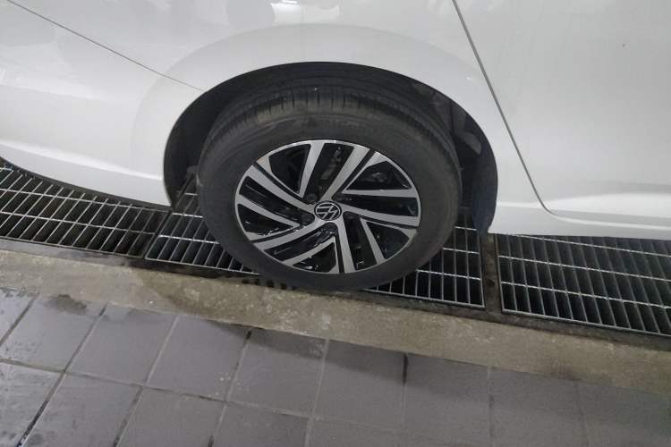 Used Volkswagen Lavida 2024 300TSI DSG Starry Sky Leading Edition Right Rear Wheel Hub