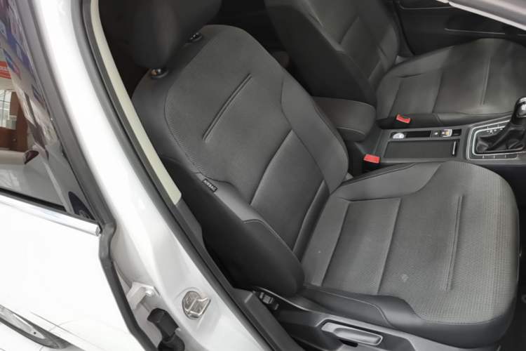 Used Volkswagen Golf 2017 1.6L Automatic Comfort Million-Vehicle Anniversary Edition Right Front Seat