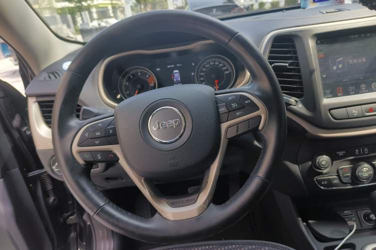 Used Jeep Cherokee 2017 2.0L Superior Edition
