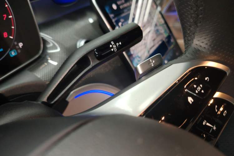 Used Mercedes-Benz CLE 2024 CLE 300 4MATIC Dynamic Coupe Gear Lever