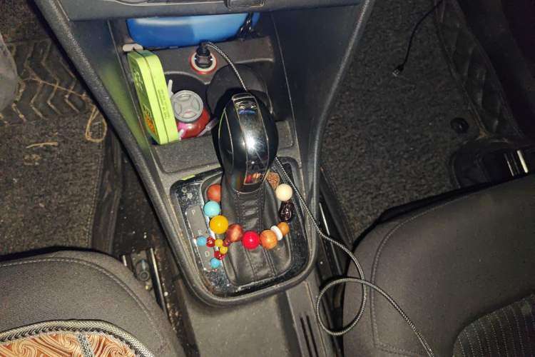 Used Volkswagen Jetta 2015 Value Edition 1.6L Automatic Comfort Version Gear Lever