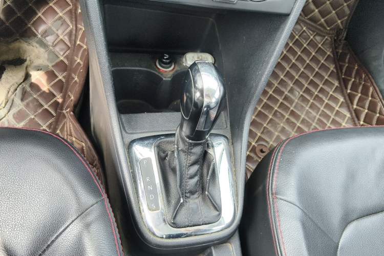 Used Volkswagen Jetta 2013 1.6L Automatic Comfort Model Gear Lever